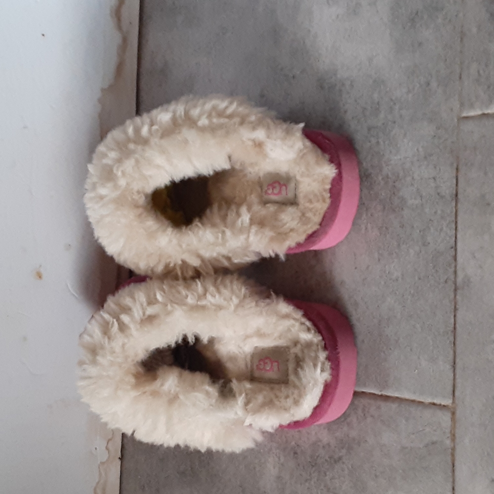 UGG slipper size no trae el numero las medi 9 plugs es lo que miden - Picture 3 of 5